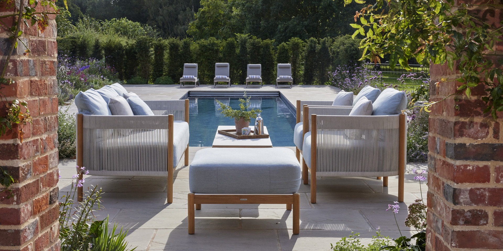 Where Interior Designers Buy Luxury Outdoor Furniture in Seattle